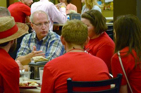 Andy Madison, professor of biology, talks to freshmen biology majors at the academic department dinner in Brewer dining hall. - Photo by Elizabeth Wilson