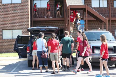 Student leaders, faculty and staff work together to help new students move into their residence halls. - Photo by Kristi McMurry Woody
