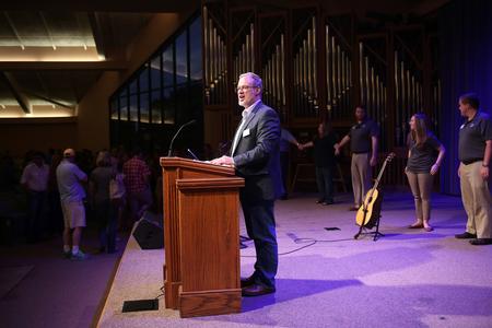Dan Lancaster, assistant vice president for university ministries, gathers faculty, staff and parents of new students around the class of 2019 to pray over them as they begin their college experience. - Photo by Kristi McMurry Woody