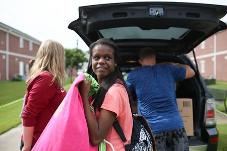 EDGE program students and mentors help during new student move-in day. - Photo by Kristi McMurry Woody