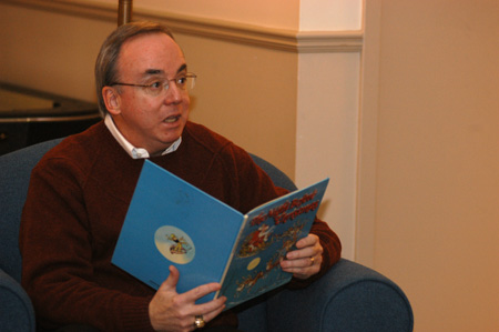 President Dockery spent time with students in the McAfee Commons during his annual reading of <i>The Night Before Christmas</i>. - Photo by Morris Abernathy