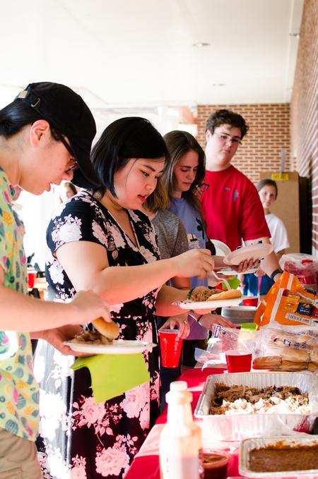 Students get food at the annual MOSAIC back-to-school cookout at the Bowld Student Commons. - Photo by Jess Newendyke