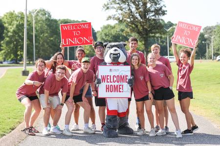 Groups of student leaders always gather at the entrances on move-in day to welcome new students and their families. This is one of our favorite traditions, and this year, Buster even joined the fun!