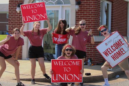 Student leaders welcome new students to Move-in Day. - Photo by Abigail Aspinwall