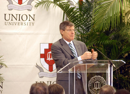 Fox News analyst Morton Kondracke spoke to a record Union Forum crowd of 400 on campus April 4. - Photo by Morris Abernathy