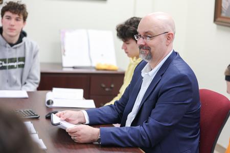 2/18/22 - Joshua Veltman, professor of music, teaches an honors seminar. - Kristi McMurry Woody