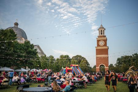 The Union community gathers on the Great Lawn to celebrate Family Weekend and Union's bicentennial kick-off celebration. - Photo by Kristi McMurry Woody