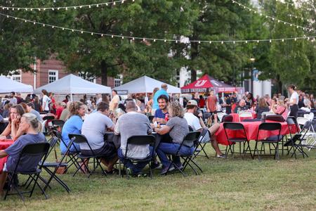 Union friends and family enjoy dinner on the Great Lawn during Union Night during Family Weekend. - Photo by Karley Hathcock
