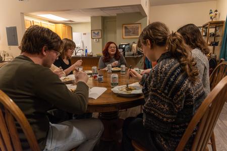 11/8/24 - Molly Carter-Neal, associate professor of psychology and faculty-in-residence, hosts a group of students for dinner as a part of SAC's Be Our Guest. - Karley Hathcock