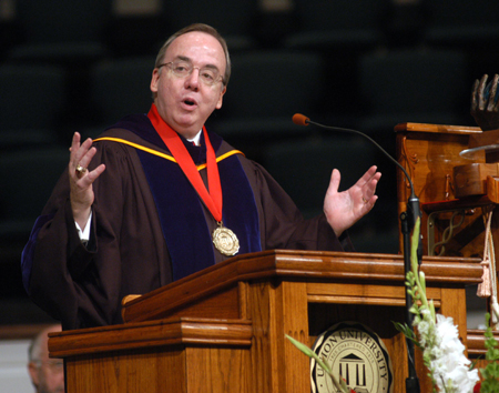 President David S. Dockery welcomes the friends and families of the graduates to summer graduation 2005. - Photo by Morris Abernathy