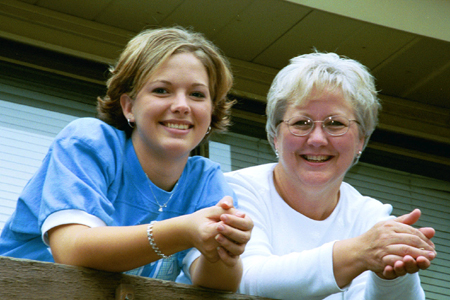 Journalism major Kellie Hoelting spends time with her mother during Family Weekend 2002. - Photo by Lindsay Stavish