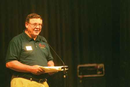 Brother Paul Veazey sets the tone with the Theme Interpretation during the 2002 Pastors' School. - Photo by Jim Veneman