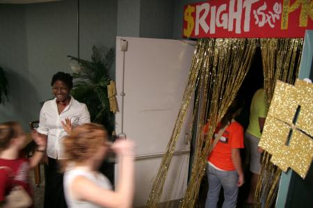 Jande Jackson welcomes students to the SAC game show &ldquo;Right is the Price&rdquo; during New Student Orientation. - Photo by Kyle Kurlick