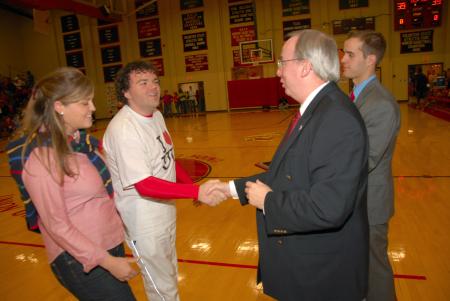President Dockery and SGA President Landon Preston congratulate Josh Clarke and Amanda Pennington of the Class of 2008 who finished third in the President's Cup Homecoming competition.
 - Photo by Morris Abernathy