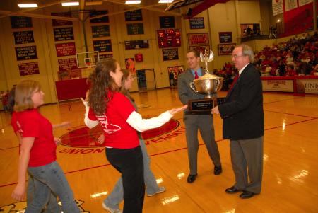President Dockery and SGA President Landon Preston congratulate the Class of 2007 who finished third in the President's Cup Homecoming competition. - Photo by Morris Abernathy