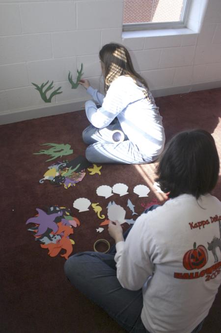 Stacy Storey, campus ministries secretary, and Sophomore Martha Metcalf decorate one of the classrooms at Iglesia Bautista Hispania Church located at Poplar Heights Baptist Church during Day of Remembrance. - Photo by Stephanie Schroeder