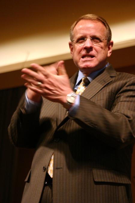 Tom Elliff, senior vice president of the International Mission Board, makes an illustration during his sermon on Mission Minimums. - Photo by Stephanie Schroeder