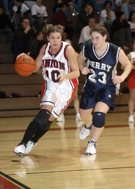 Jessica Henson (10) - junior guard from Bradford, Tenn. - Photo by Jim Veneman