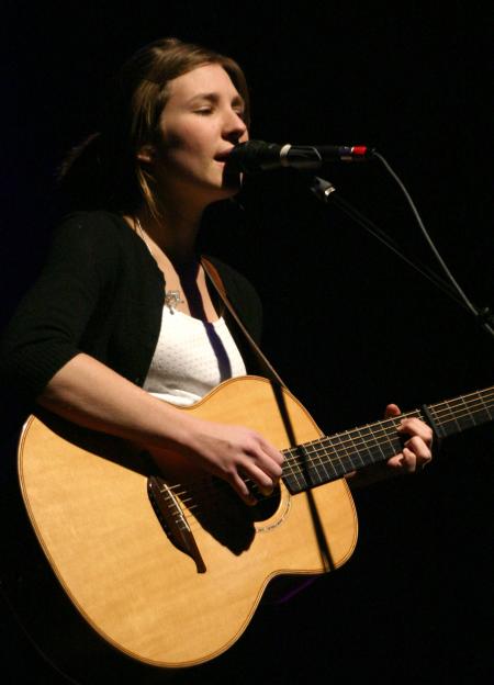 Alli Rogers performs for the 2007 Homecoming concert. - Photo by Stephanie Schroeder