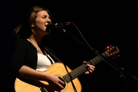 Alli Rogers performs for the 2007 Homecoming concert. - Photo by Stephanie Schroeder