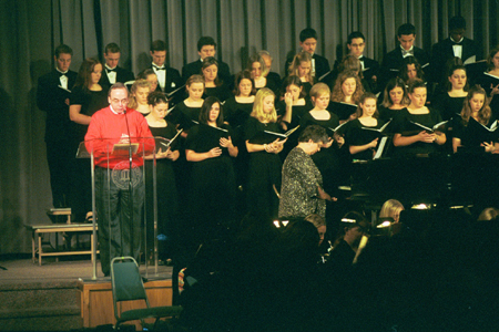 President David S. Dockery leads in prayer during <i>A Union Christmas</i>. - Photo by Jim Veneman