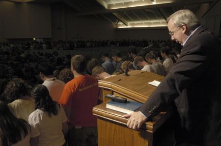 President Dockery leads a prayer for the incoming class as families and the Union community surround them during the Focus evening worship service. - Photo by Jordan Buie