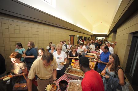 New students and their families enjoyed a picnic meal in the hallway of the student union building after an active day of moving. - Photo by Morris Abernathy