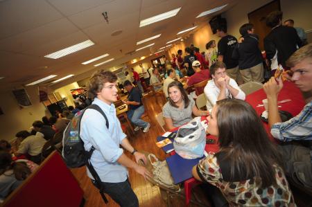 Senior Focus leader Matt Elia welcomes new students in the Lex after a long day of moving. - Photo by Morris Abernathy